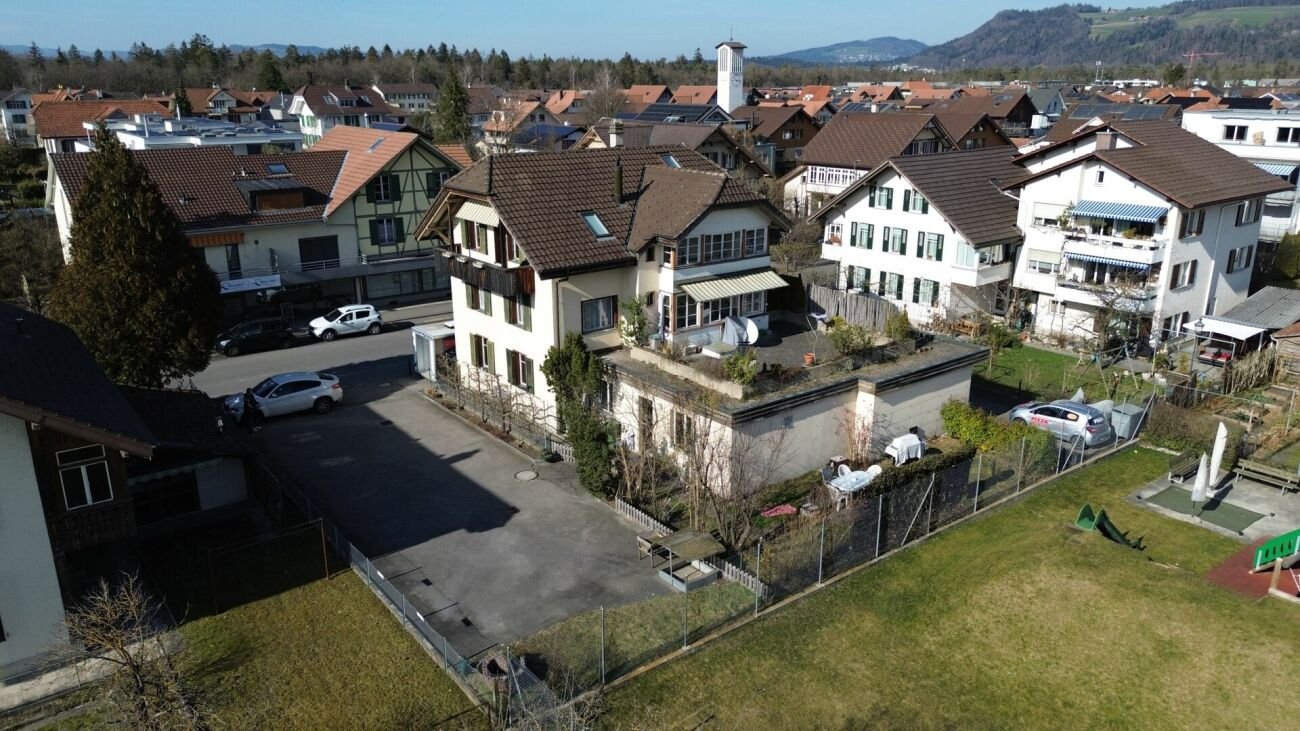 Ein Zuhause, das Leben und Gewerbe vereint – Mehrfamilienhaus mit Seeblick in Thun Ein Zuhause, das Leben und Gewerbe vereint – Mehrfamilienhaus mit Seeblick in Thun